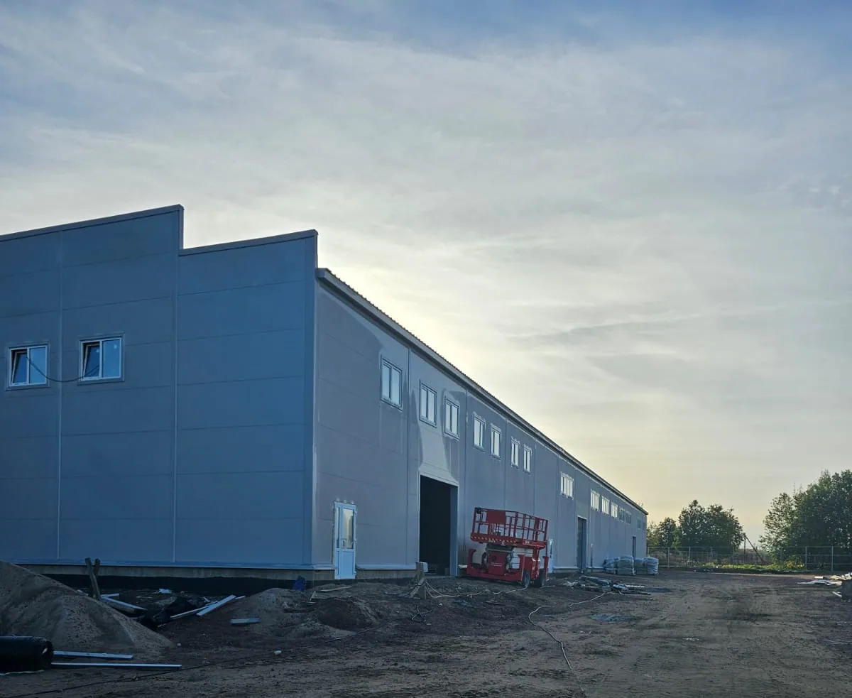 Производственный корпус 3 000 м² в Разметелеве: светло-голубой фасад