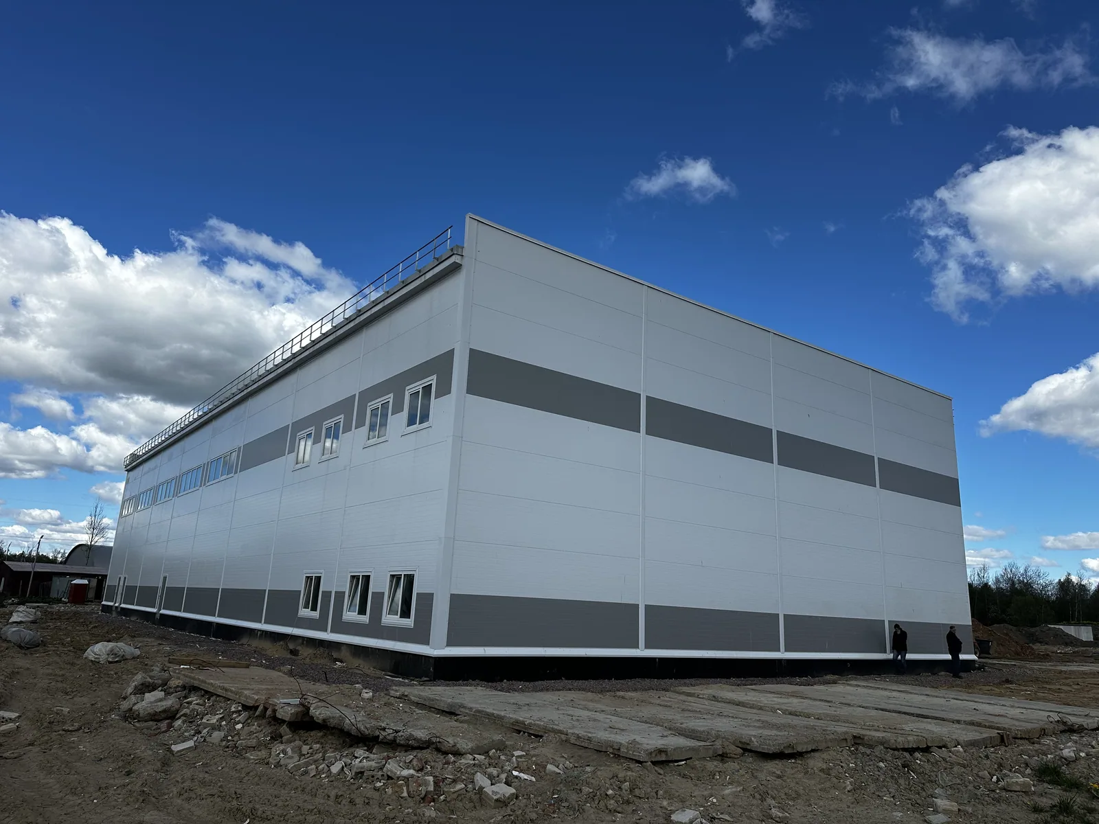Грузовой автосервис 3 000 м² в Гатчине: светлый фасад из сэндвич-панелей