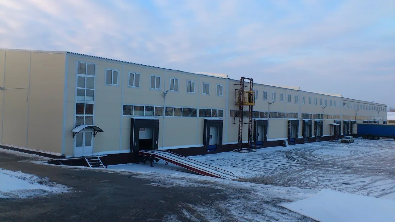 Складской комплекс 6&nbsp;500&nbsp;м² с&nbsp;АБК зимой: доковый фасад с&nbsp;герметизаторами, мобильная рампа у&nbsp;первых ворот