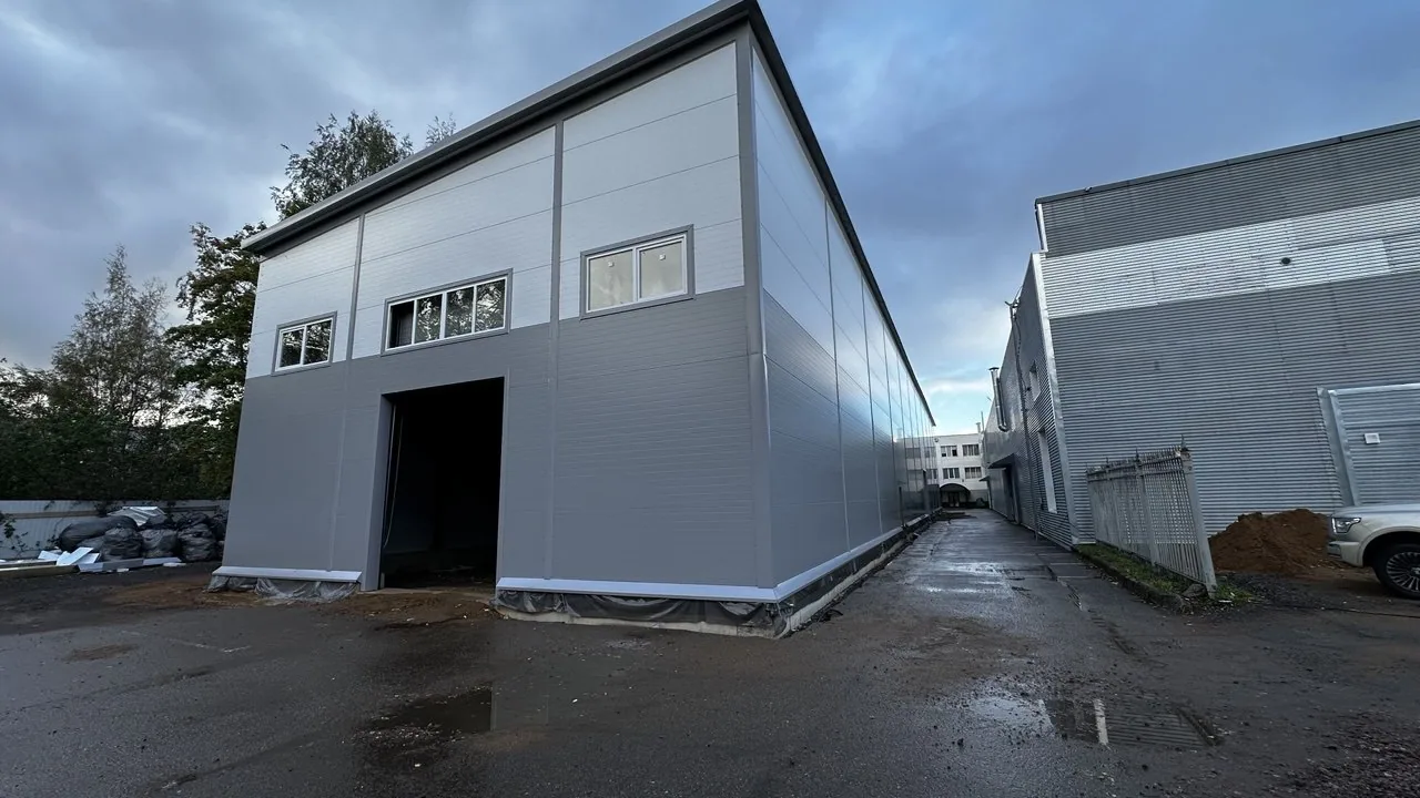 Цех с&nbsp;кран-балкой 1&nbsp;000&nbsp;м² в&nbsp;промзоне Парнас: сэндвич-панели в&nbsp;два тона, проём ворот в&nbsp;торце