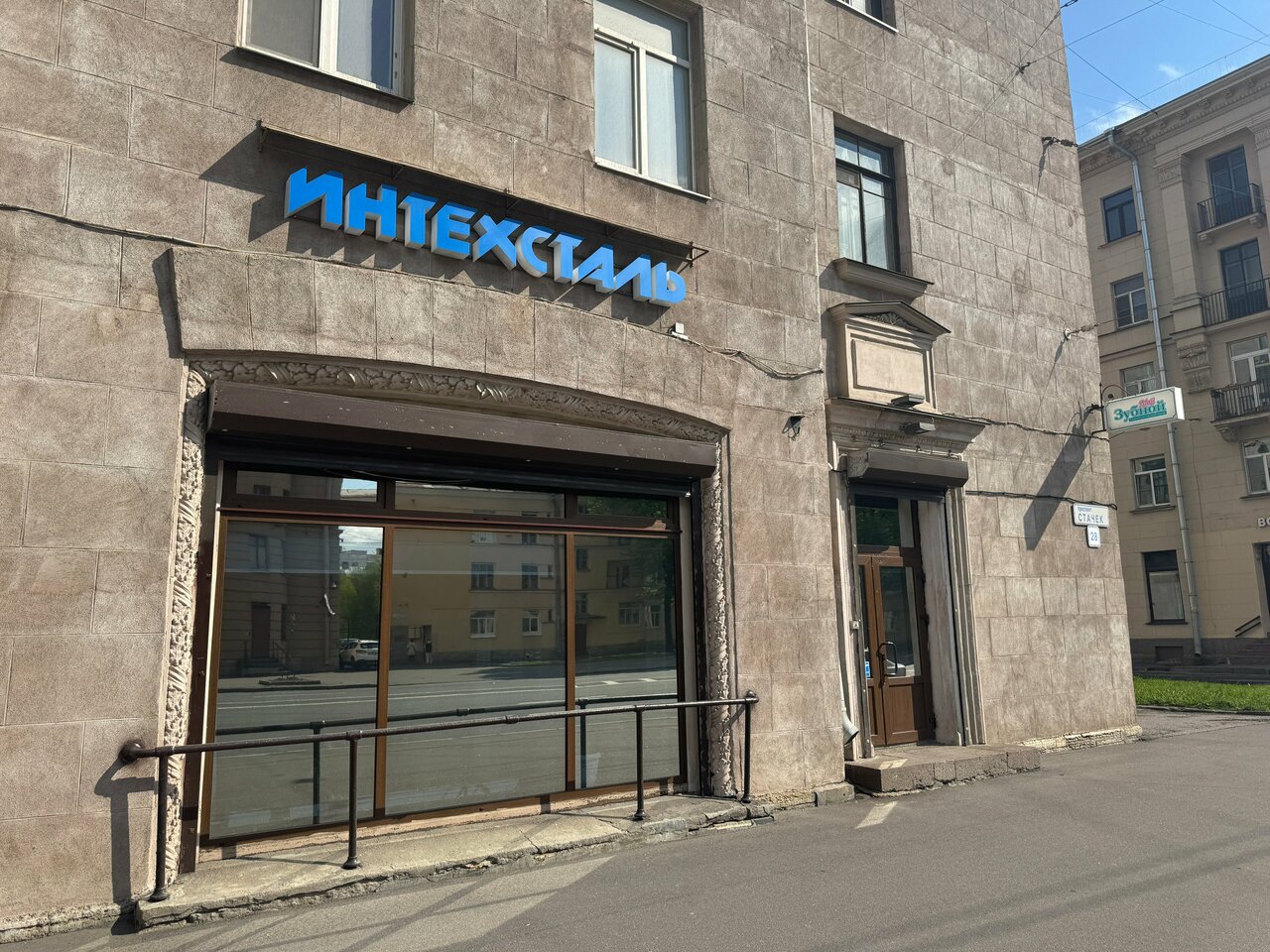 Вход в офис ЗАО «Интехсталь» с проспекта Стачек, 28 — прямо с улицы, первый этаж