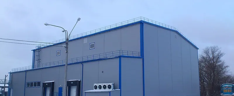 Морозильный склад: серый корпус с синей окантовкой, доковые ворота и холодильные агрегаты