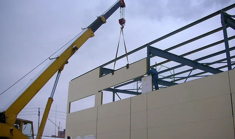 Монтаж стеновых сэндвич-панелей автокраном на металлокаркасе