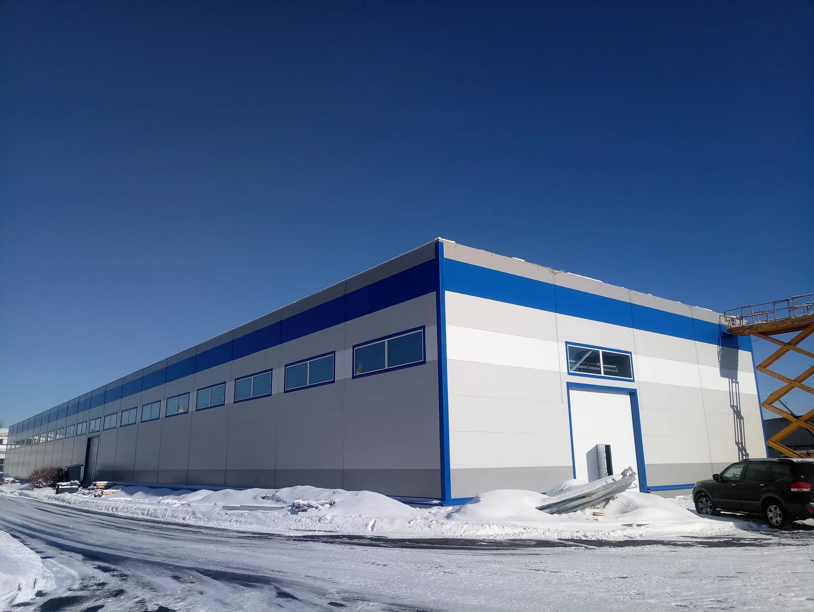 Производственное здание 3 000 м² на Софийской улице зимой: бело-синий фасад